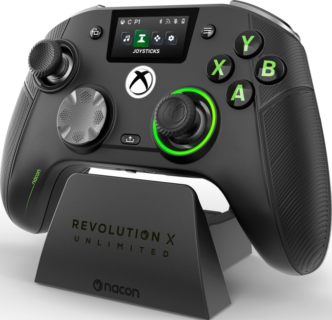 Schwarzer Xbox-Controller auf Ladestation. Der Controller hat einen Bildschirm und verschiedene Tasten.