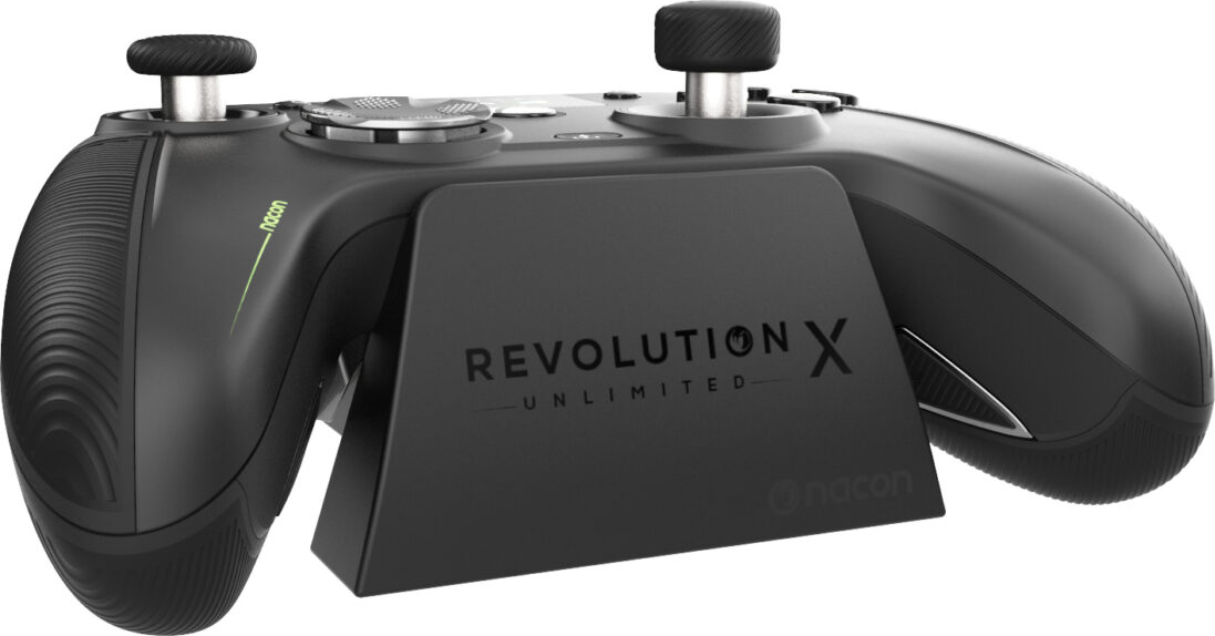 Schwarzer Gaming-Controller auf einem schwarzen Ständer mit dem Text REVOLUTION X UNLIMITED.