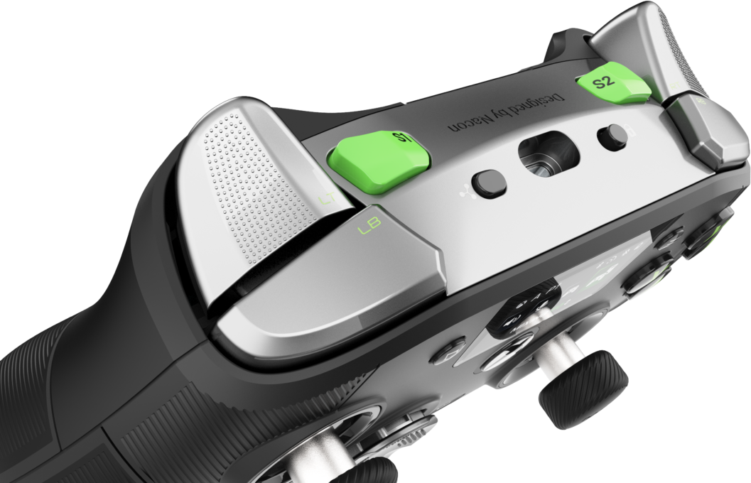 Nahaufnahme eines schwarzen und silbernen Gamecontrollers mit Knöpfen.