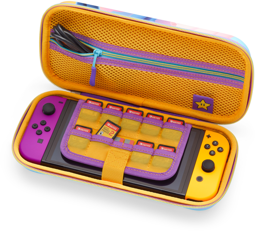Egy nyitott Nintendo Switch tok konzollal, kontrollerekkel és játékkazettákkal.