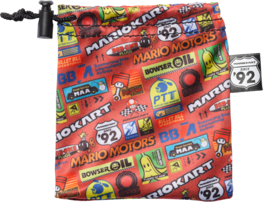 Mario Kart tasak logókkal és grafikákkal. Piros háttér, fekete zsinór, és egy címke.