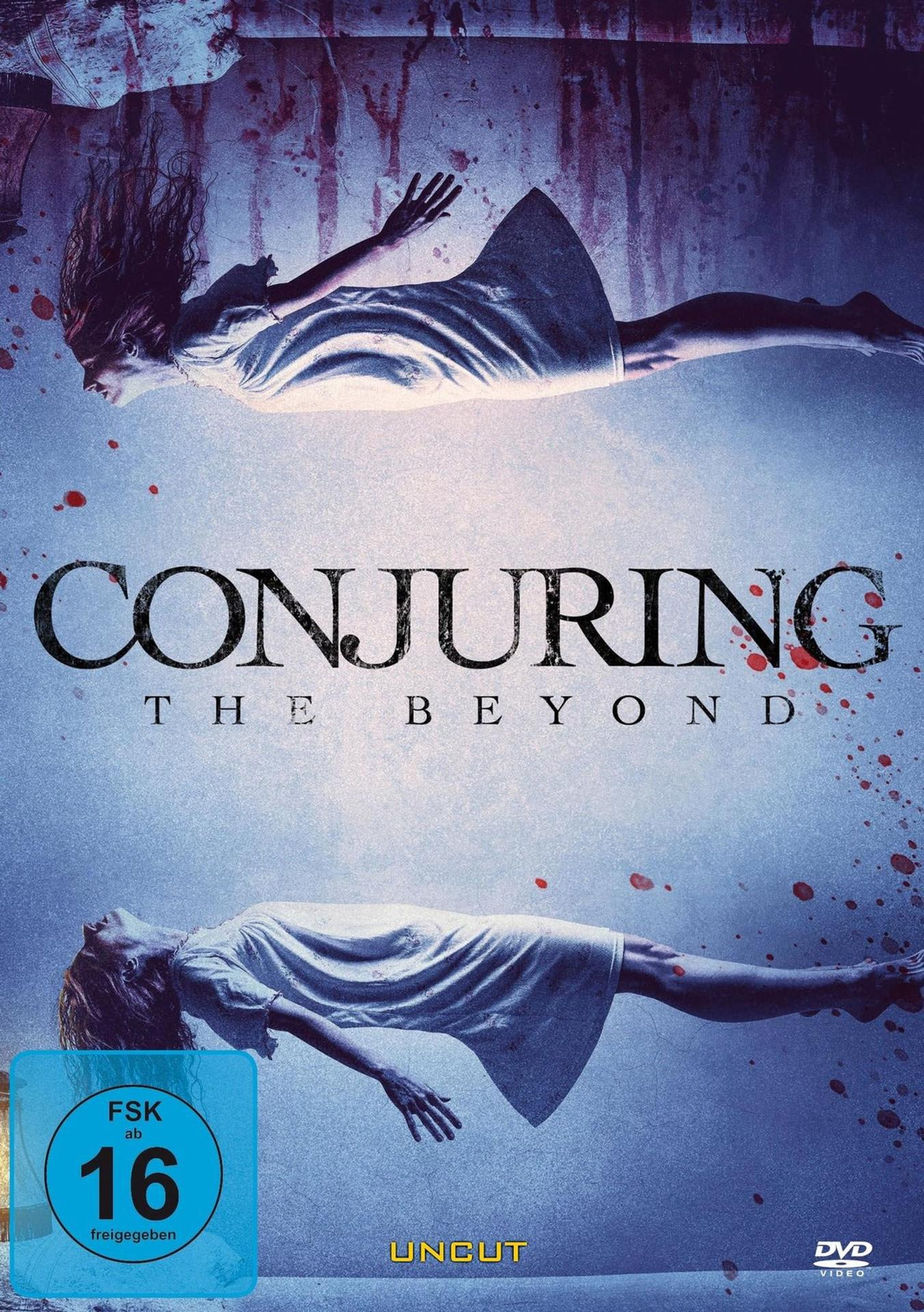 Filmplakat: Conjuring The Beyond. Zwei schwebende Frauen, Blut und ein blauer Hintergrund.