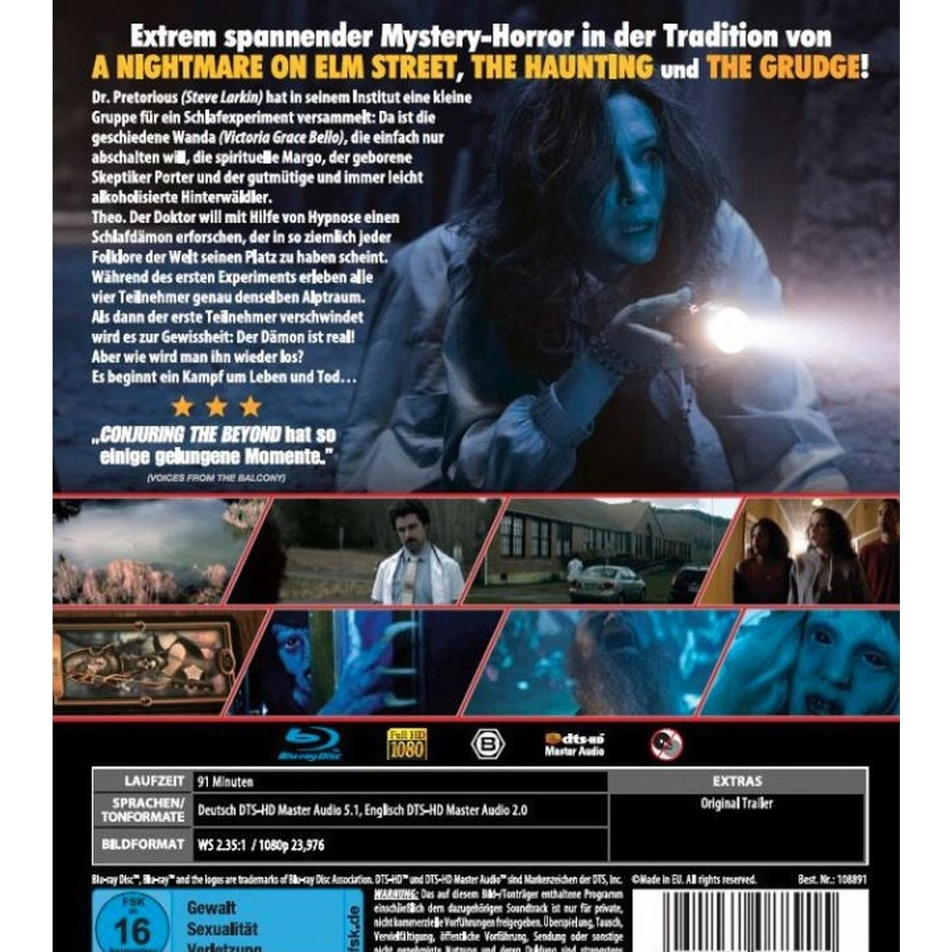 Filmcover mit Text und Schauspielern. Blaue und weiße Farben. Dunkler Hintergrund.