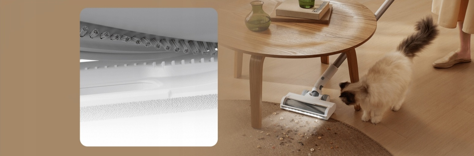 Odkurzacz czyszczący dywan, z kotem w pobliżu, widoczny kurz.
