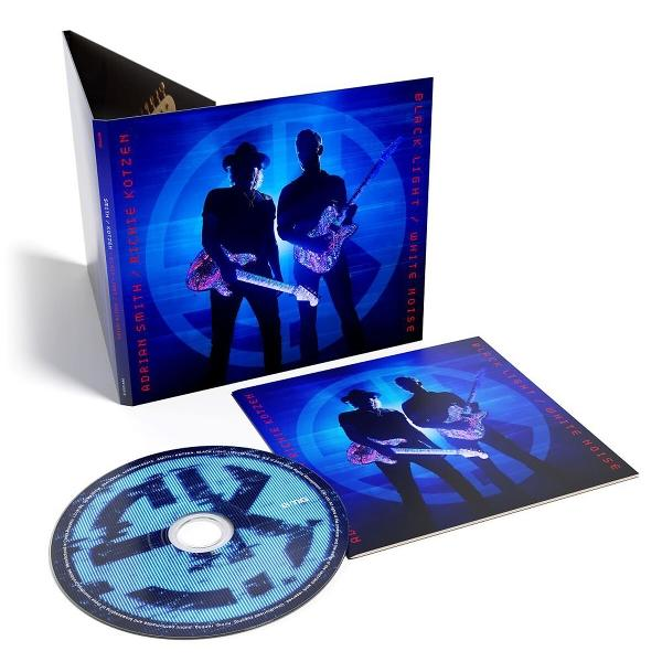 Eine CD-Hülle mit blauem Cover, das zwei Gitarre spielende Männer zeigt, und eine blaue CD.