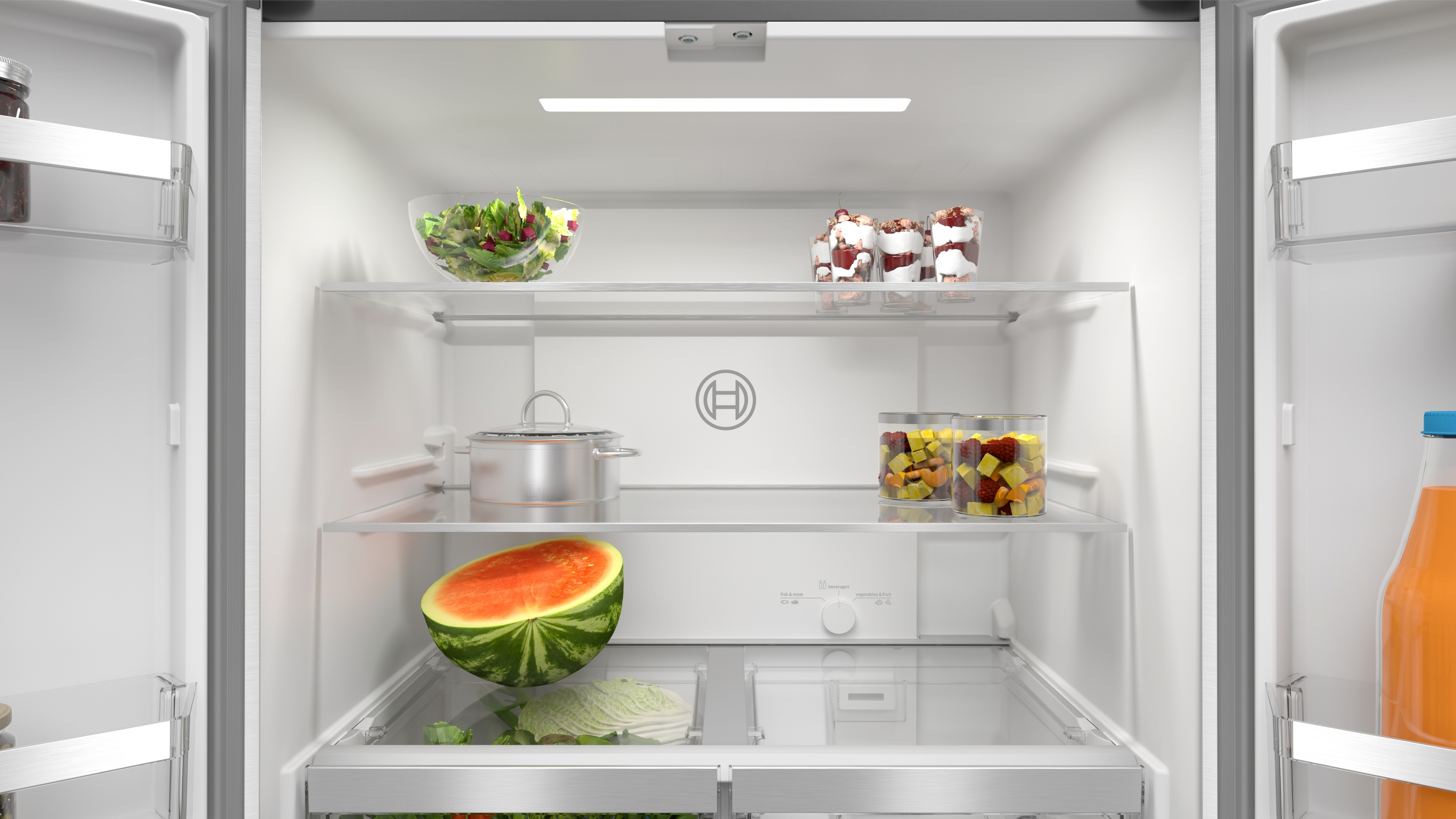 Frigorifero aperto con cibo. Insalata, dessert, anguria, verdure e succo visibili. Pentola in acciaio inox su un ripiano.