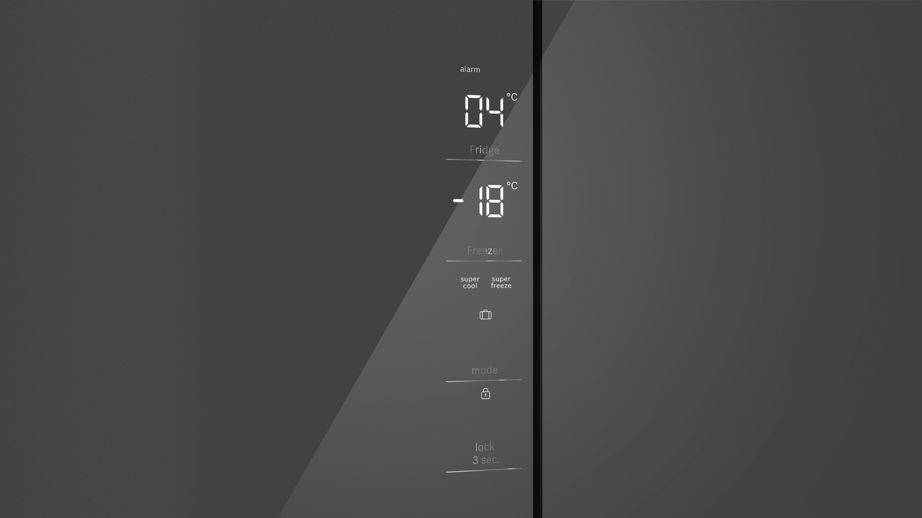 Display digitale su porta grigia scura del frigorifero mostra frigo a 4°C e freezer a -18°C. Icone e testo visibili.