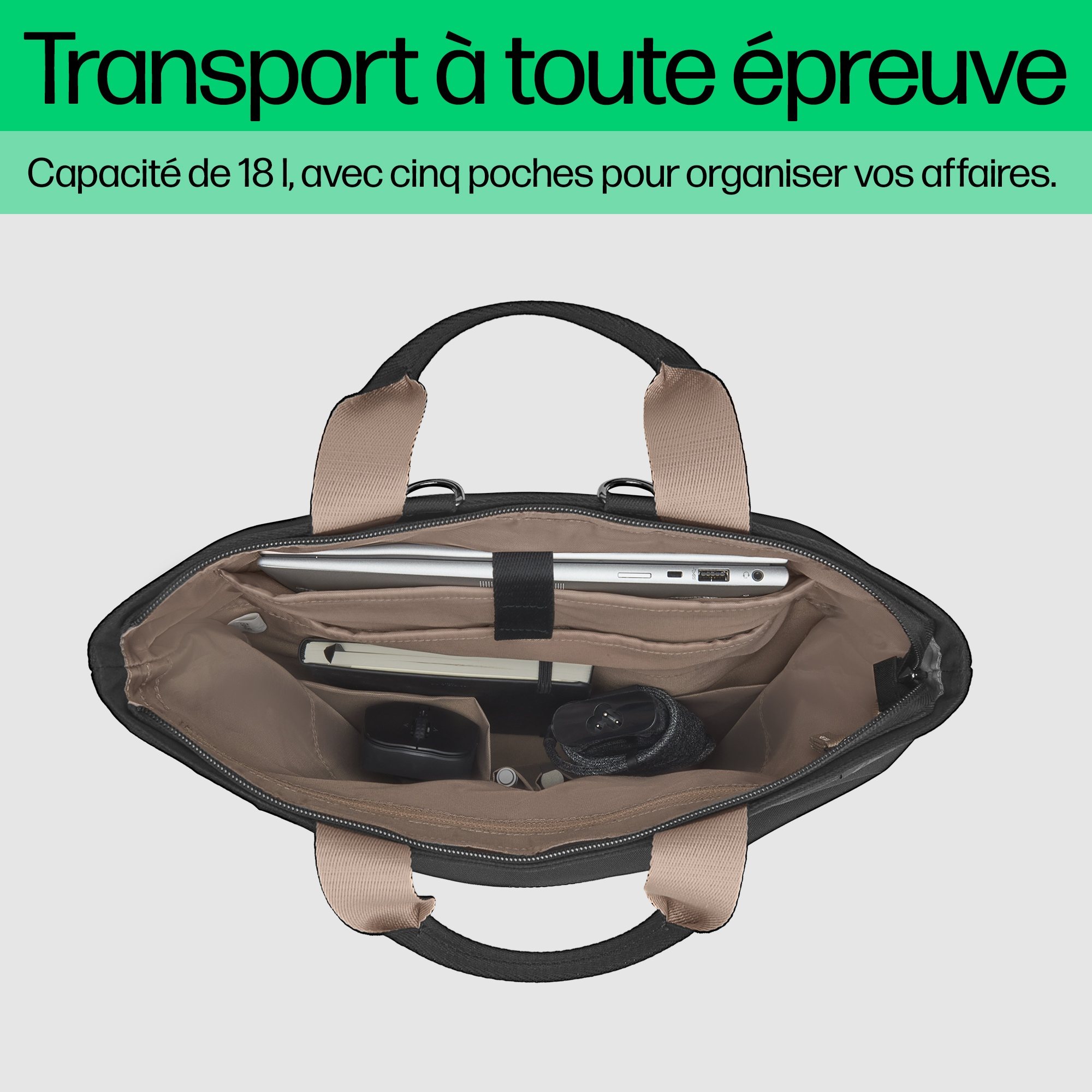 Sac fourre-tout noir ouvert avec plusieurs poches remplies d'articles comme un ordinateur portable et un bloc-notes, sur fond clair.