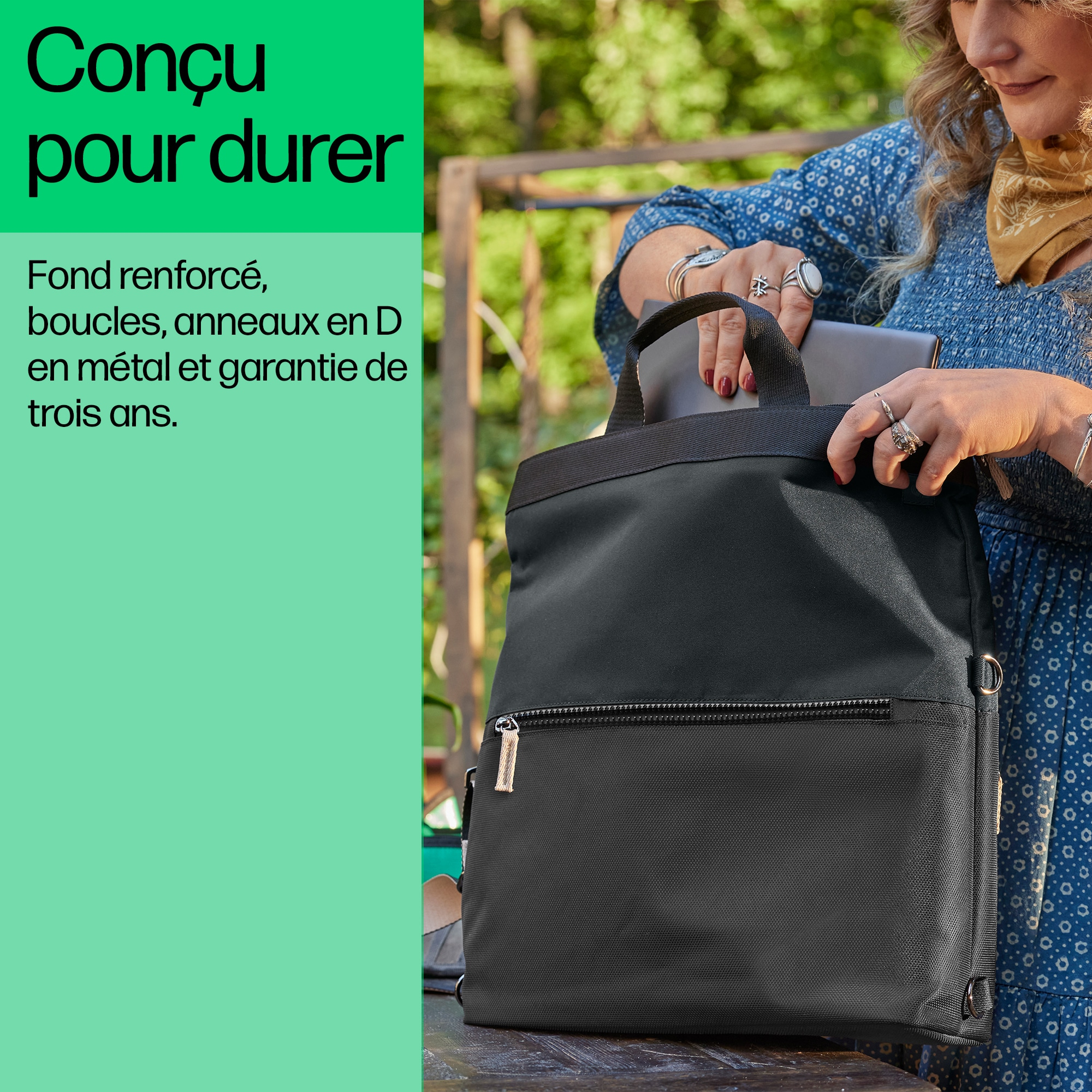 Un sac à dos noir avec un fond renforcé, des anneaux en D en métal et des boucles.