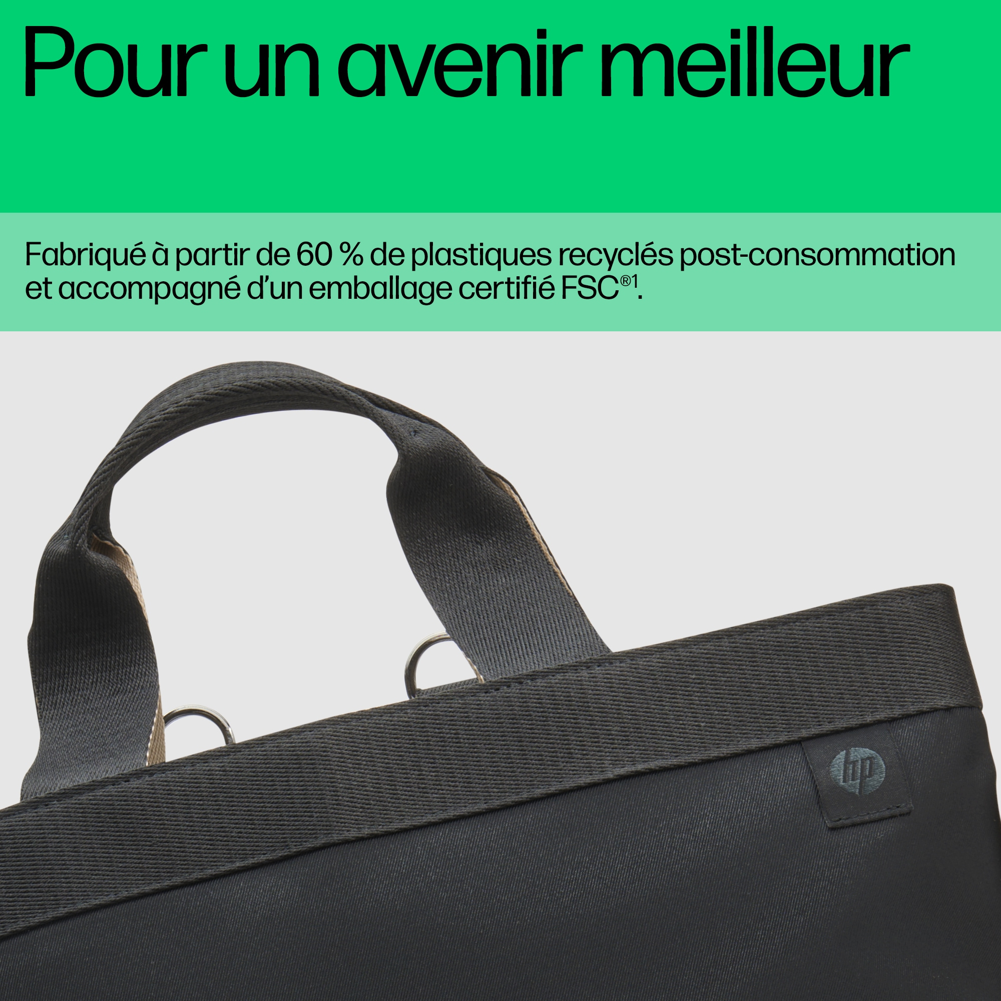 Gros plan sur une poignée de sac noire avec une étiquette grise. Le texte dit, 'Pour un avenir meilleur'.