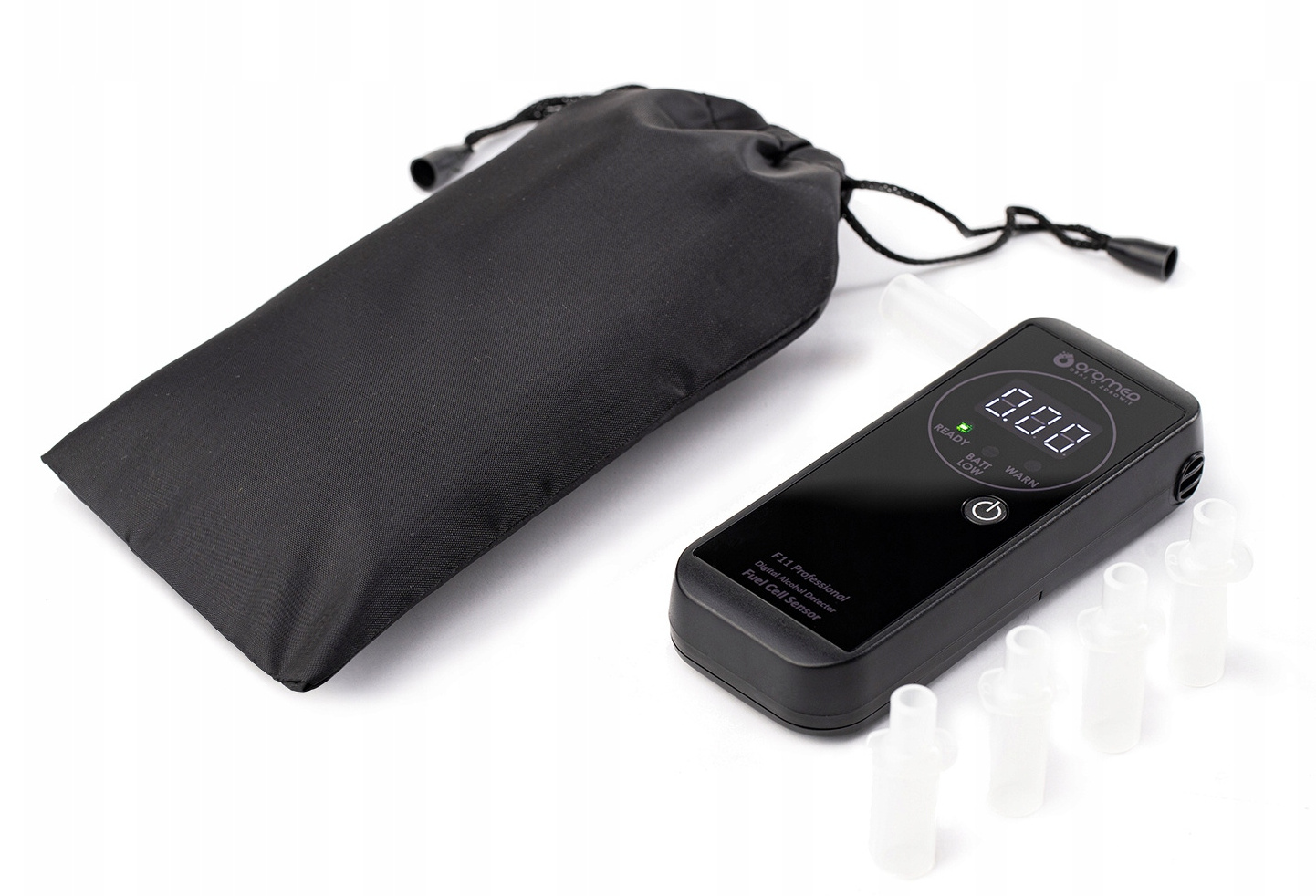 Czarny alkomat, etui i ustniki na białym tle.