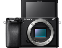 Czarny aparat Sony z ekranem i obiektywem. Obiektyw jest srebrny. Ekran jest czarny.
