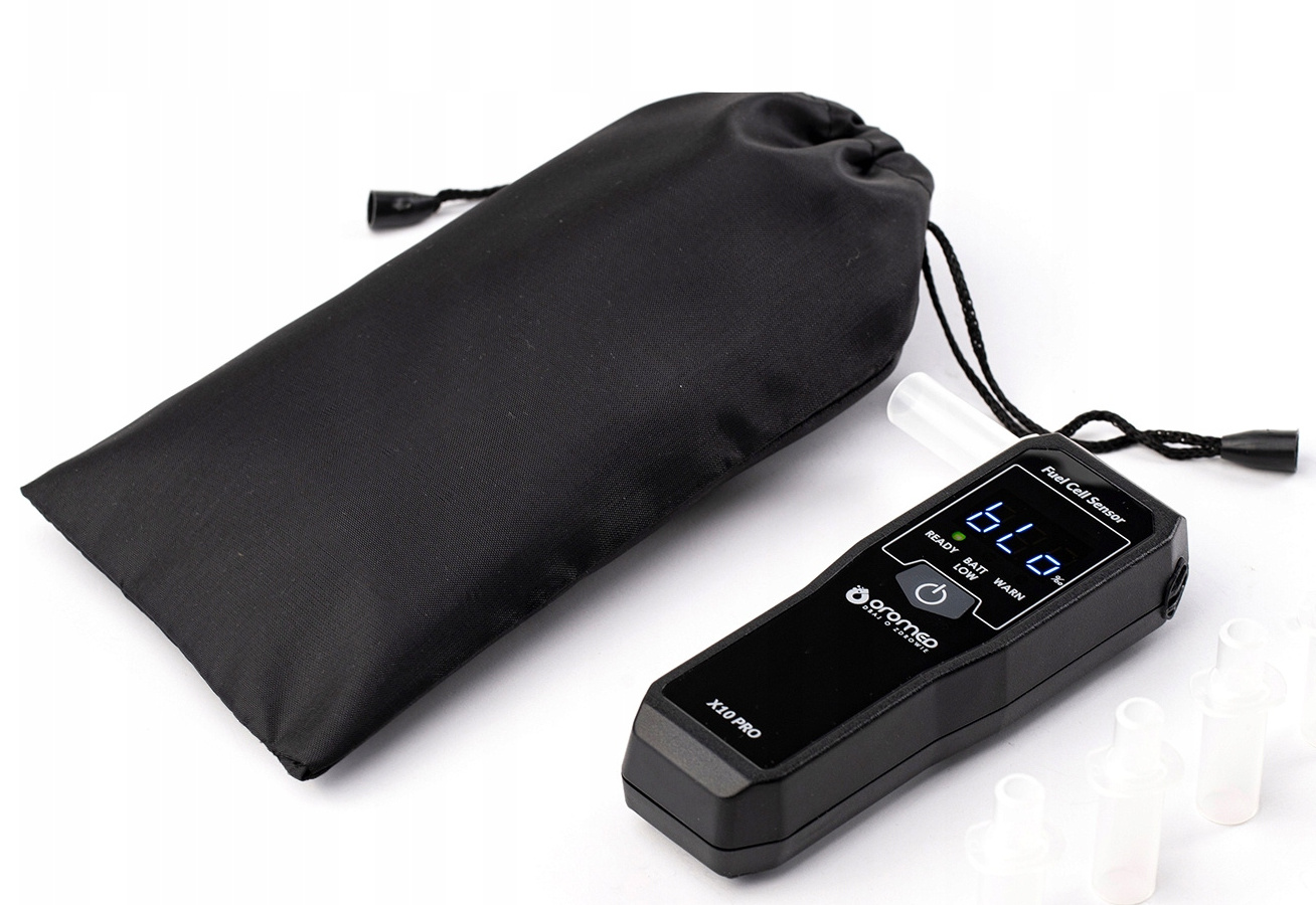 Czarny alkomat z czarnym etui i ustnikami na białym tle.