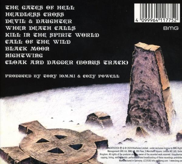 Albumcover mit Titelliste und Bandnamen. Dunkler Steinhintergrund.