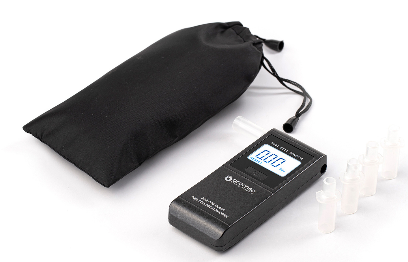 Alkomat z czarnym etui i ustnikami. Urządzenie pokazuje '0.000'.