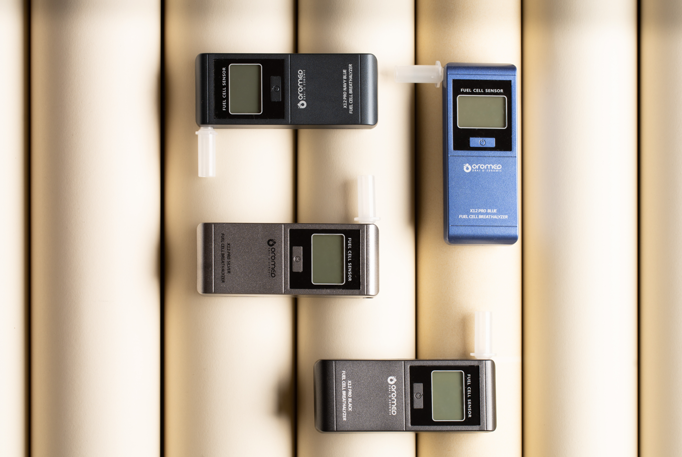 Trzy alkomaty w rzędzie. Górny jest niebieski, a pozostałe szare.