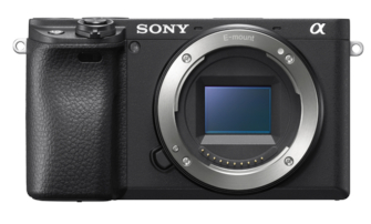 Czarny aparat Sony Alpha z dołączonym obiektywem, skierowany do przodu.