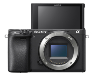 Czarny aparat Sony z odchylanym ekranem. Widoczny obiektyw. Tło jest białe.