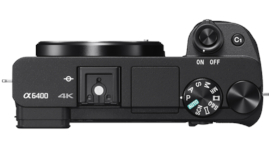 Widok z góry czarnego aparatu Sony α6400 z pokrętłami i przyciskami, pokazujący górę.