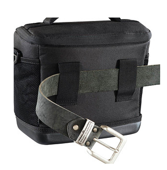 Czarna torba na aparat z czarnym paskiem. Torba ma boczną kieszeń.