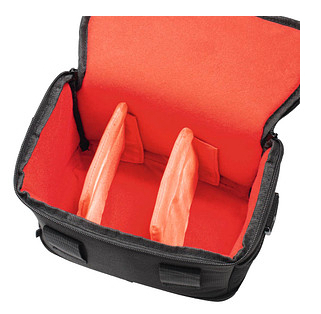 Czarna torba otwarta, czerwone wnętrze z dwoma pomarańczowymi przegrodami.