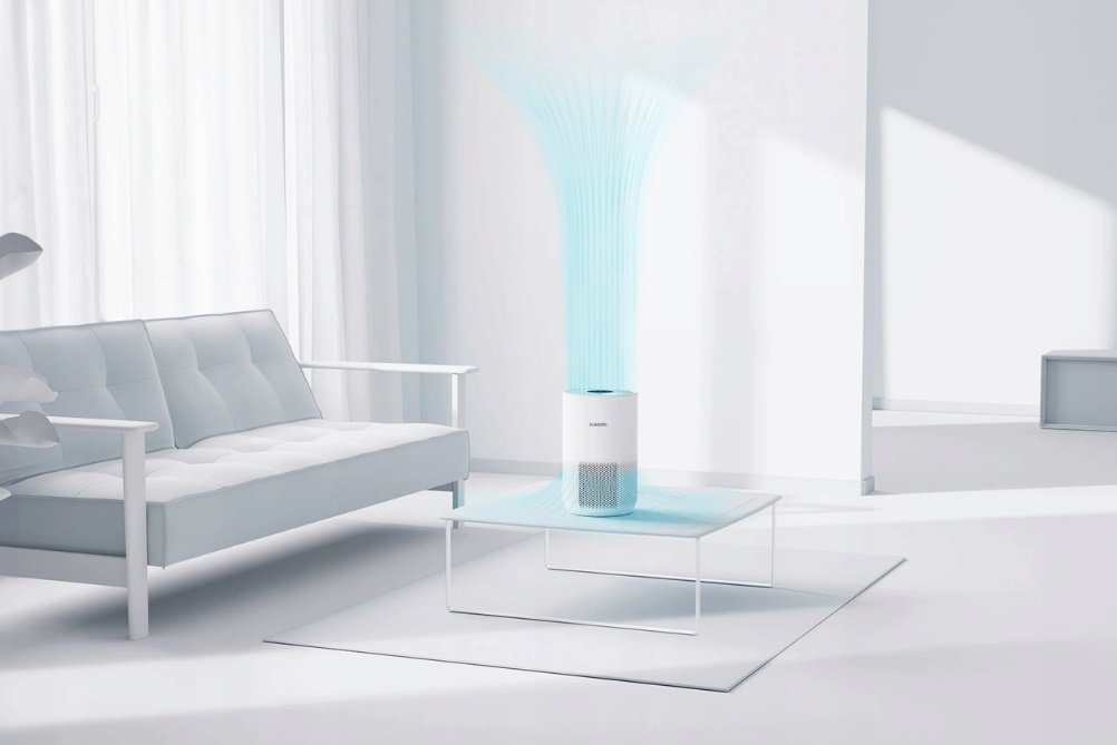 Biały pokój z oczyszczaczem powietrza i niebieskim przepływem powietrza.