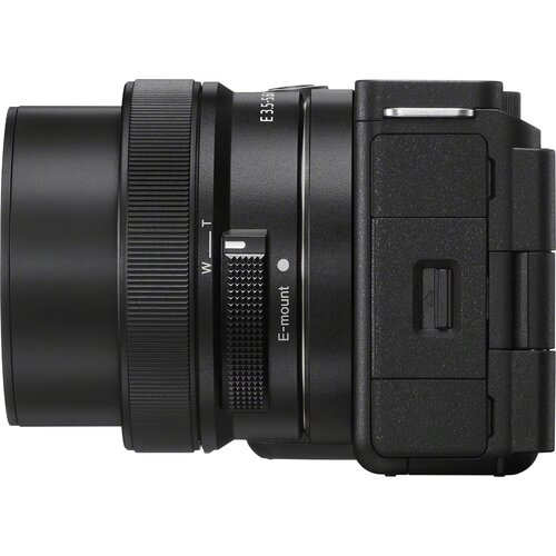 Czarny aparat, widok z boku, z obiektywem, na białym tle.