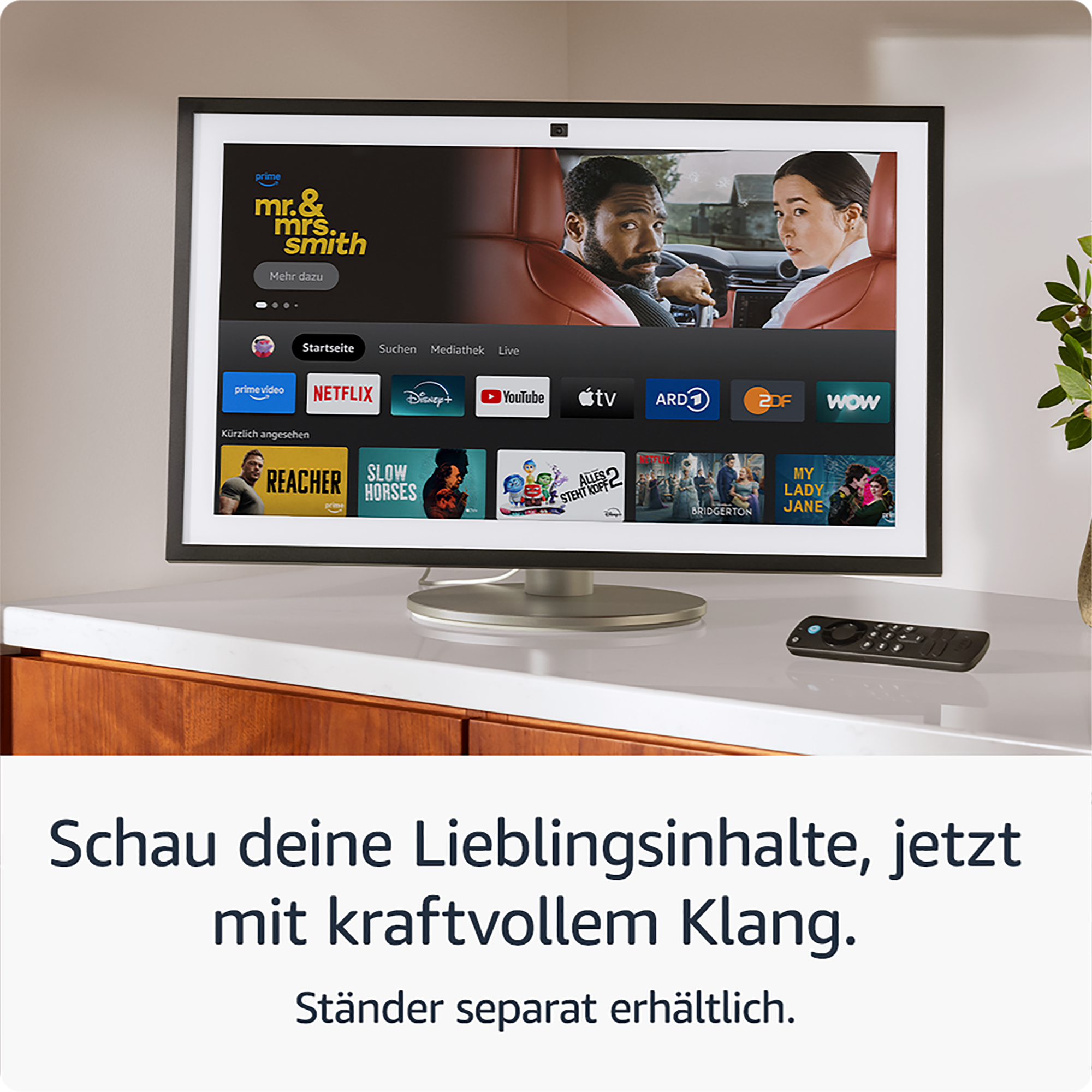 Eine Hand legt eine Weinflasche in einen Weinkühler.