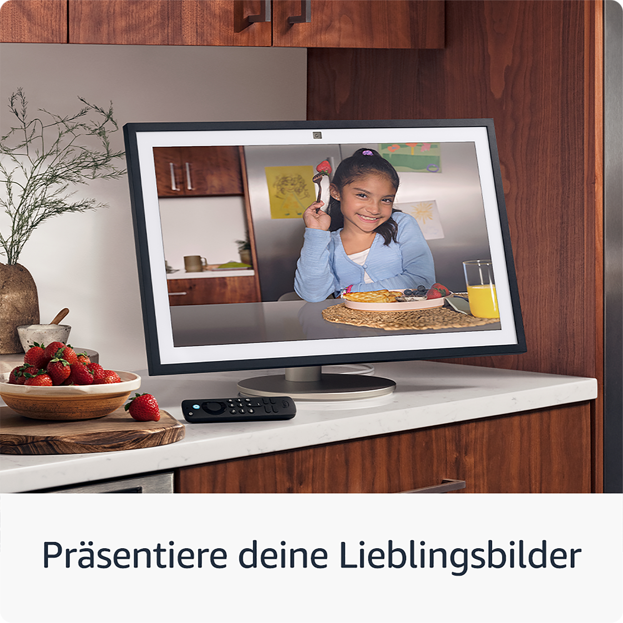 Smart Display zeigt ein lächelndes Mädchen beim Essen.