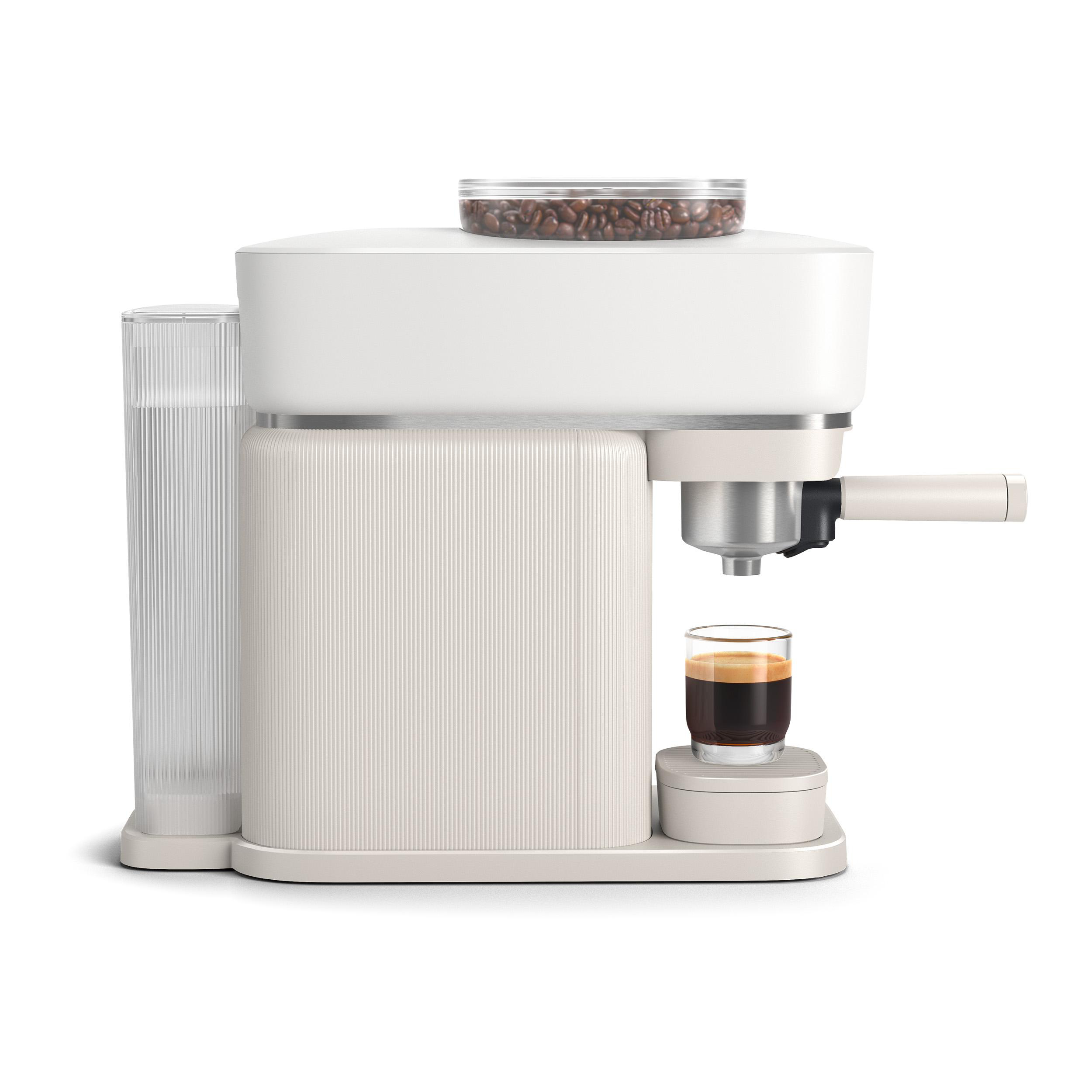 Eine weiße Espressomaschine mit einem Glas Kaffee und Kaffeebohnen, weißer Hintergrund.