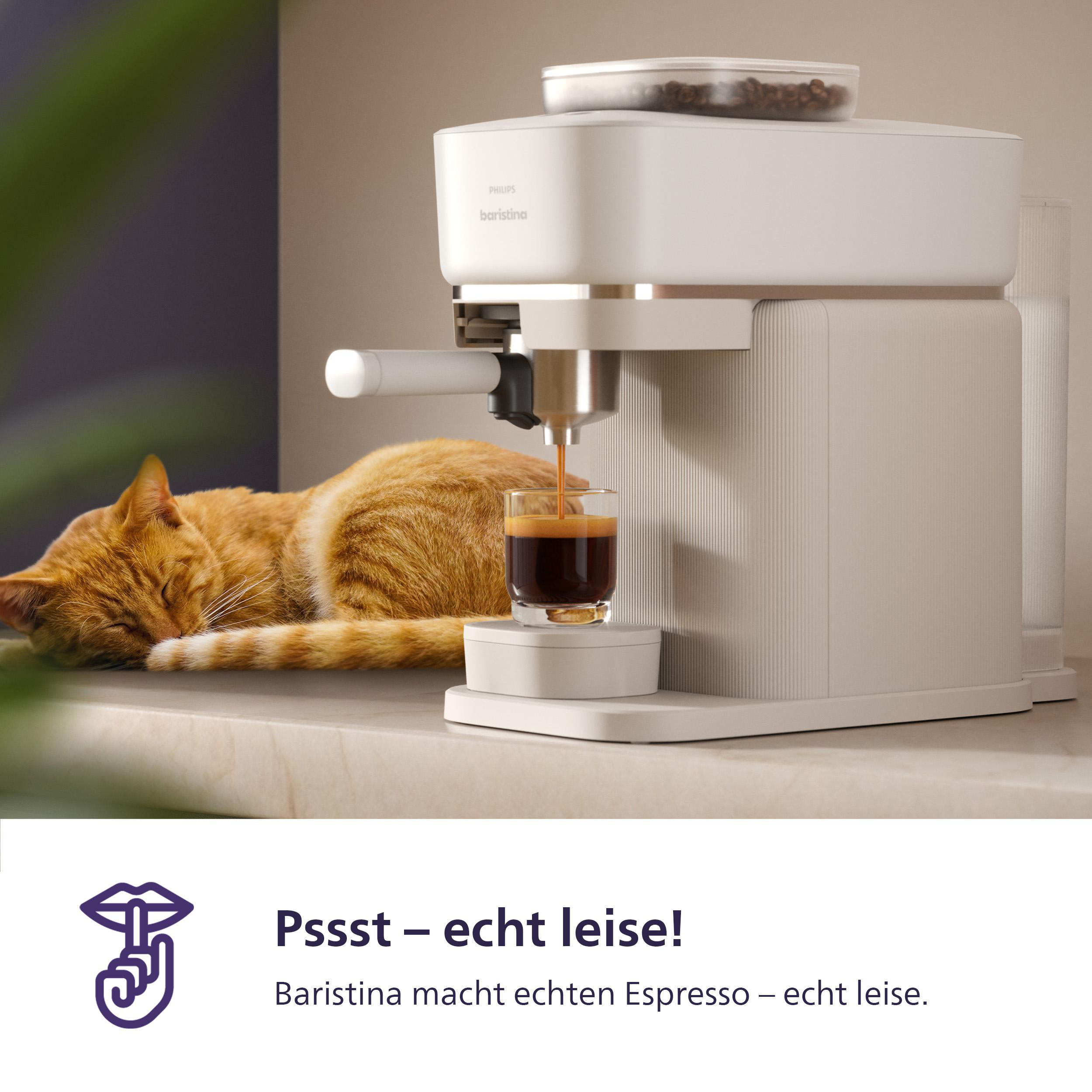 Eine Espressomaschine, die Kaffee zubereitet. Eine Katze schläft daneben.