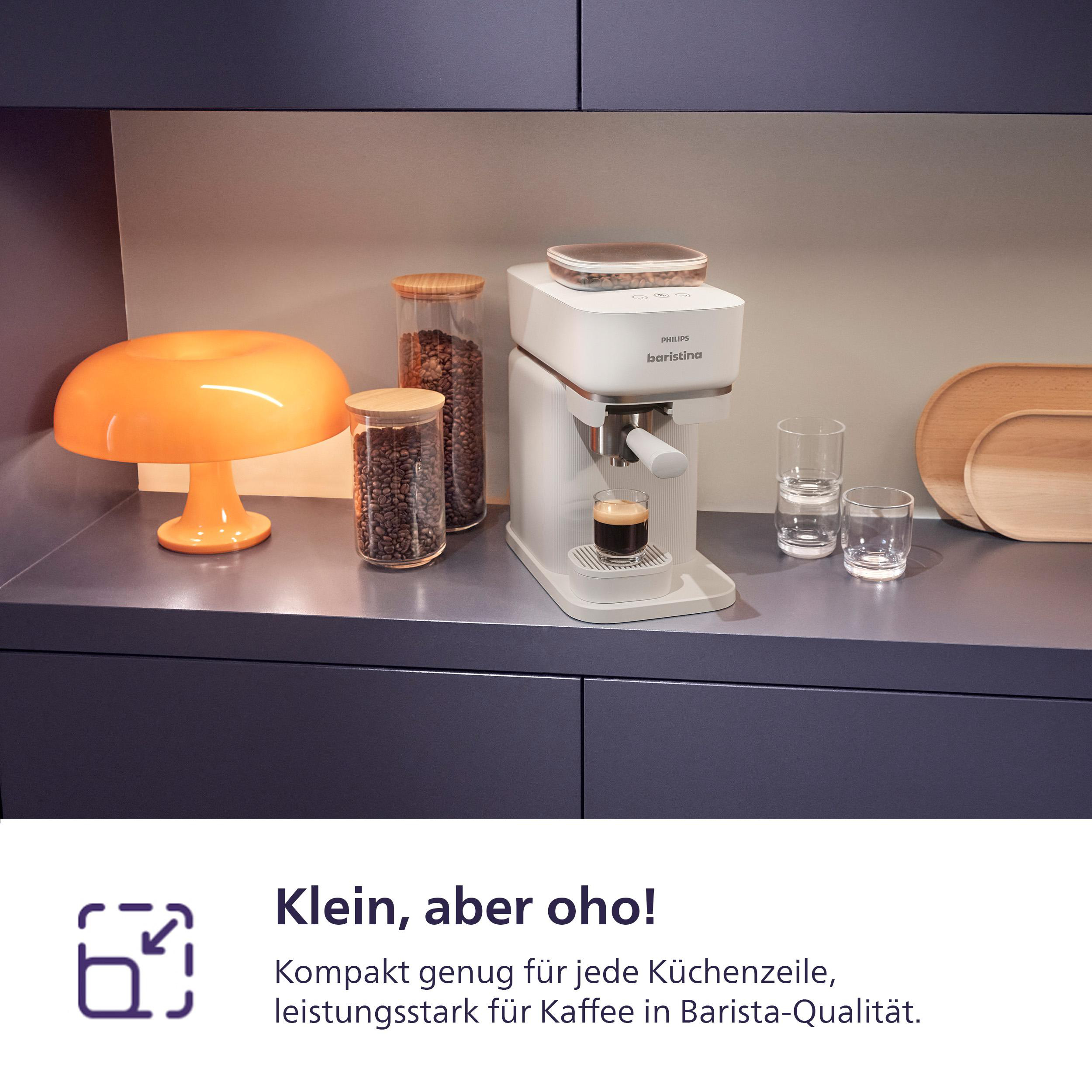 Weiße Kaffeemaschine auf dunkler Arbeitsplatte mit Gläsern und Kaffeebohnen.