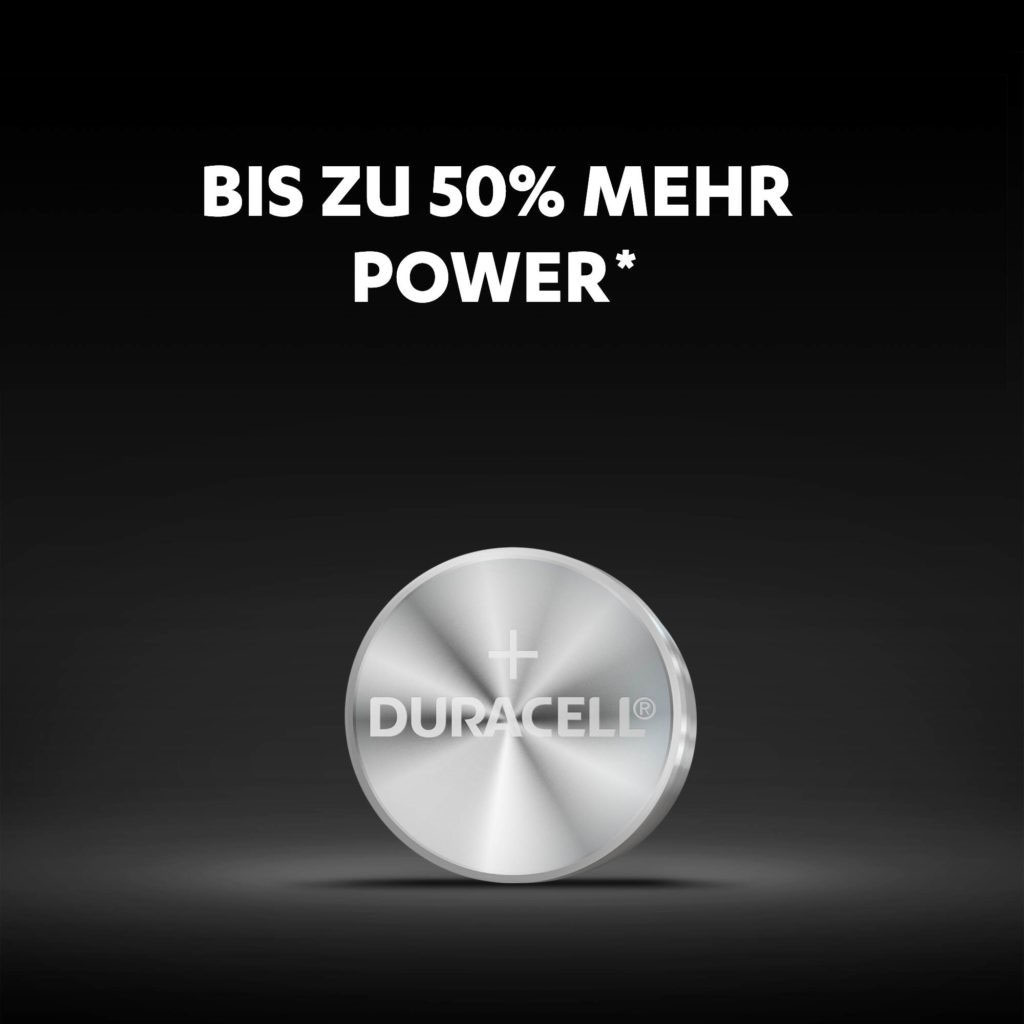 Duracell-Batterie mit Text, vor dunklem Hintergrund.
