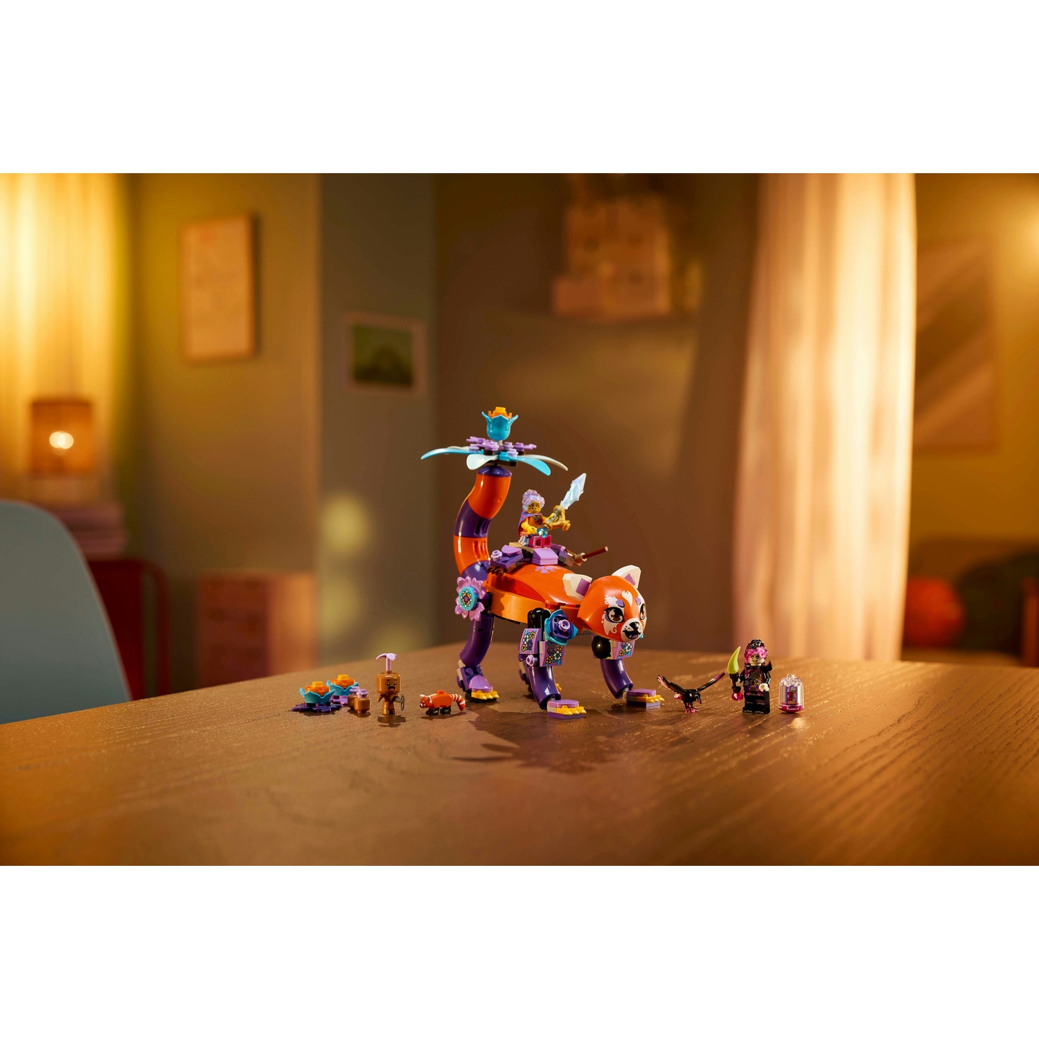 Set Lego: grande creatura arancione e viola simile a un gatto con un cavaliere, altre figure e accessori.
