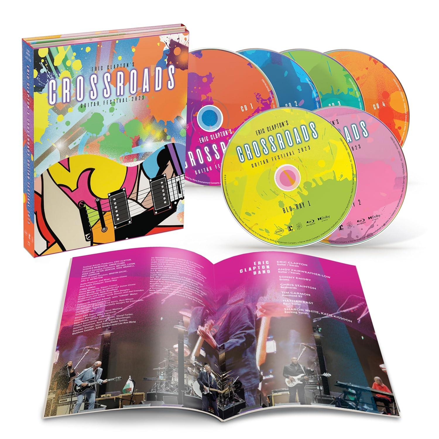 Eric Claptons Crossroads Gitarrenfestival CD-Box-Set geöffnet. CDs, Booklet und Gitarrenkunst werden gezeigt.