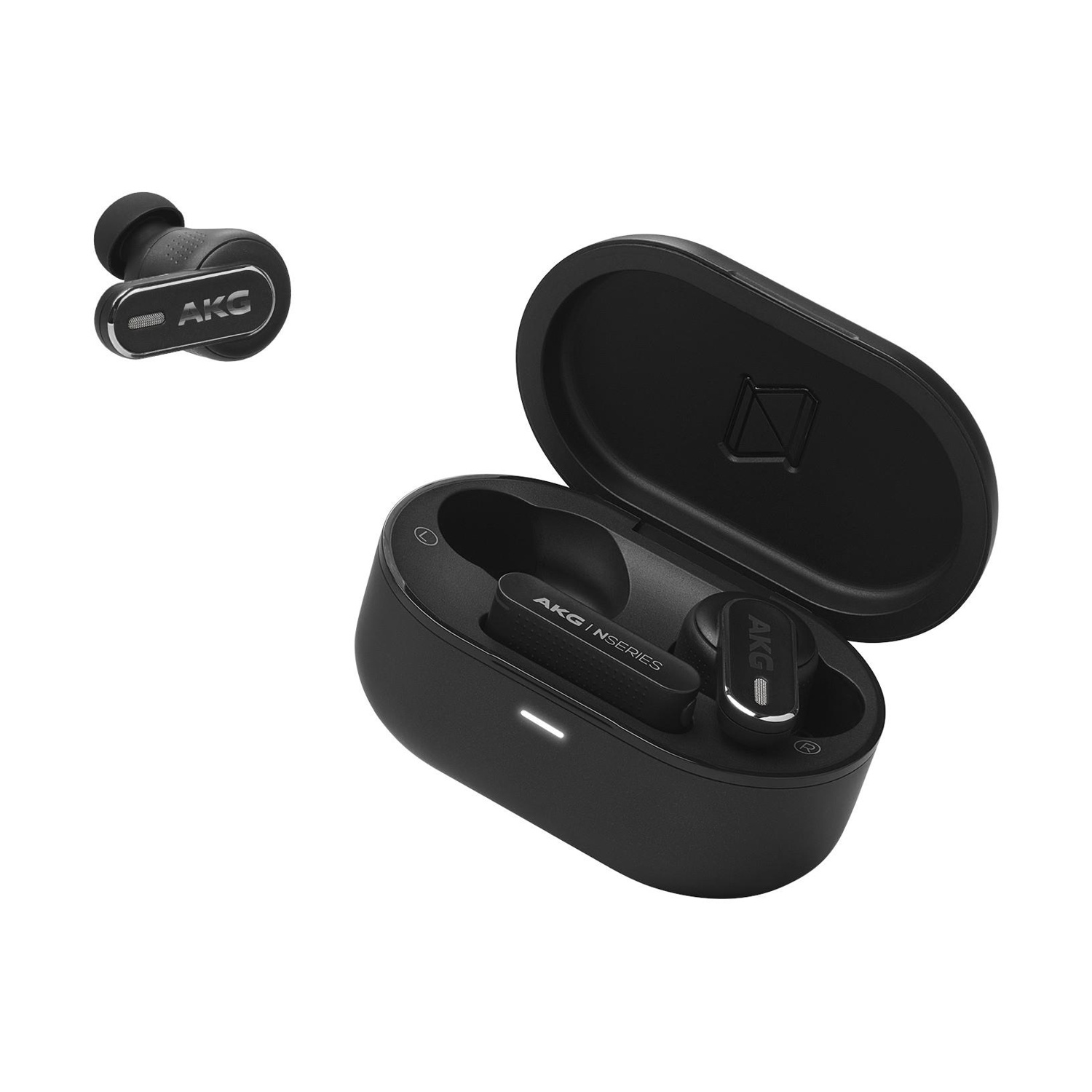 Auricolari wireless AKG neri e custodia di ricarica. Un auricolare è fuori dalla custodia. Sfondo bianco.