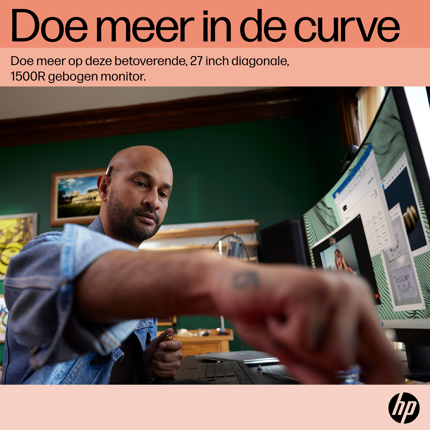 Een man wijst naar een computerscherm. Het scherm toont een ontwerp. De achtergrond toont een donkergroene muur en ramen.