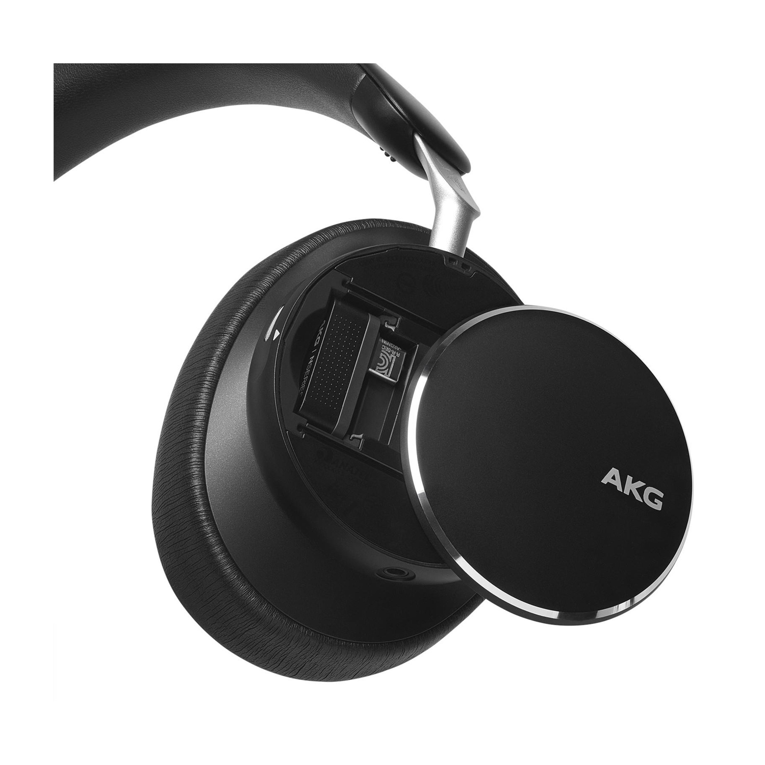 Cuffie AKG nere con un padiglione aperto, che mostra i componenti interni.