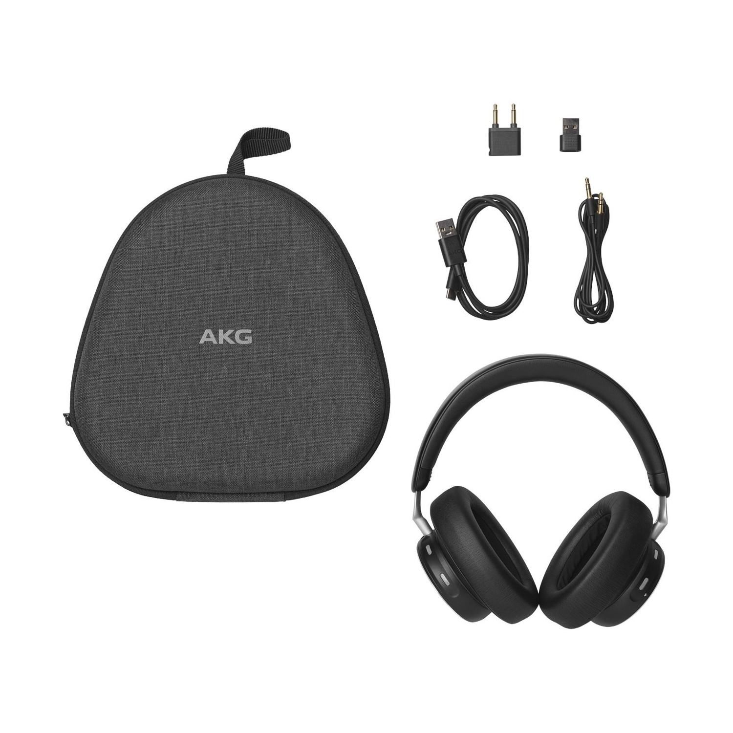 Cuffie AKG nere e accessori, tra cui custodia, cavi e adattatori, su una superficie bianca.
