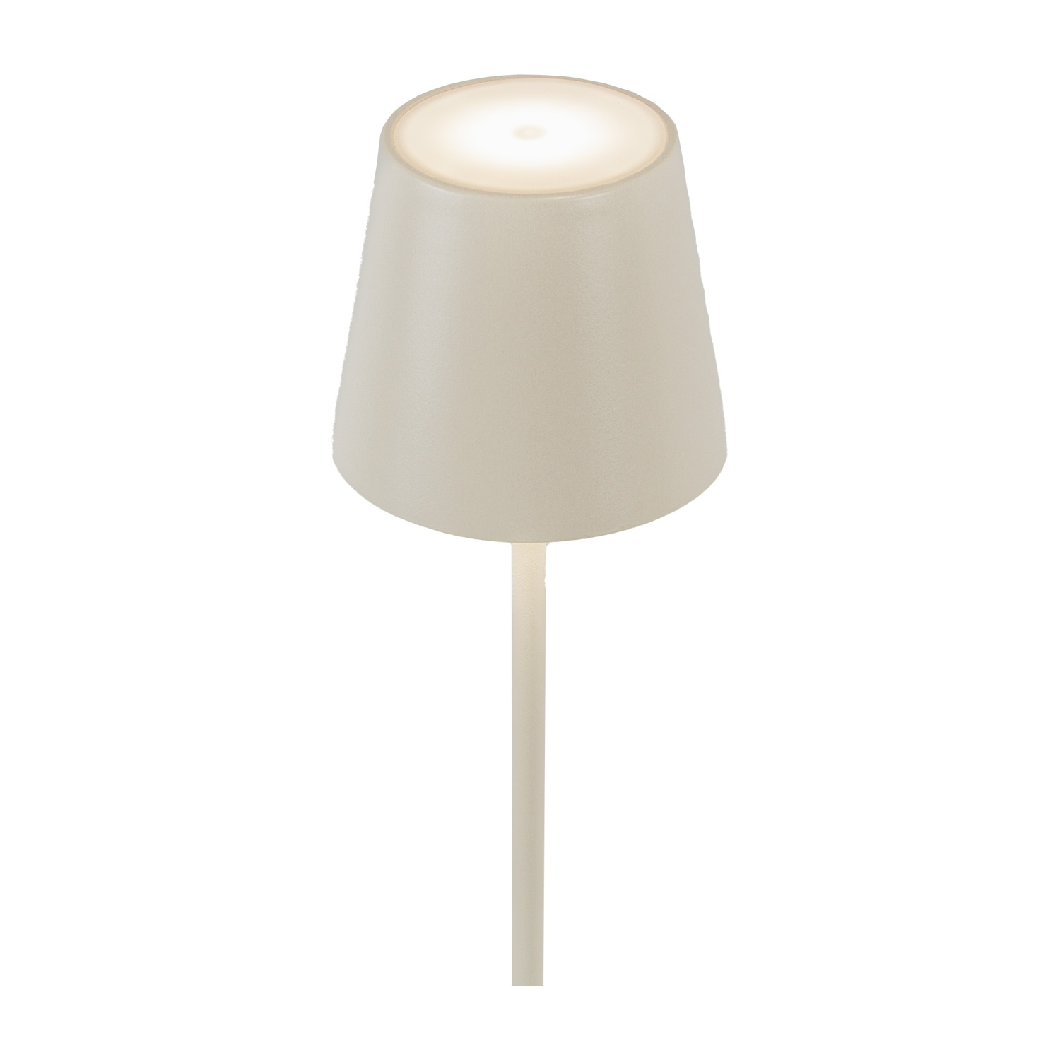 Una lampada da tavolo color crema con paralume conico, illuminata, su sfondo bianco.