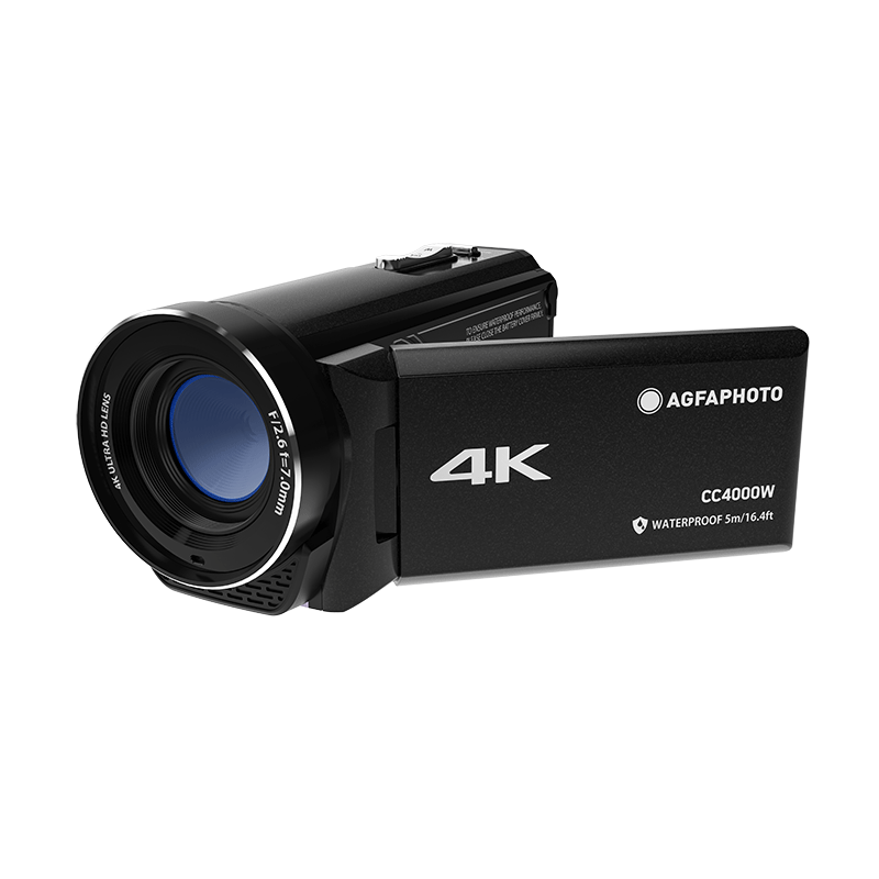 Schwarze 4K-Videokamera mit Objektiv und Bildschirm. Weißer Hintergrund und AGFAPHOTO-Logo.