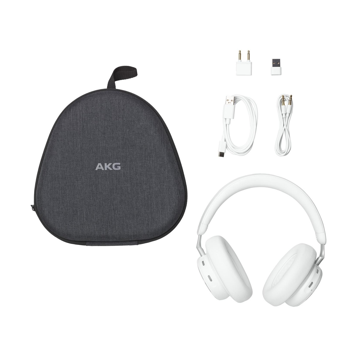 Cuffie bianche e accessori su sfondo bianco. La custodia è grigia e ha il logo AKG.