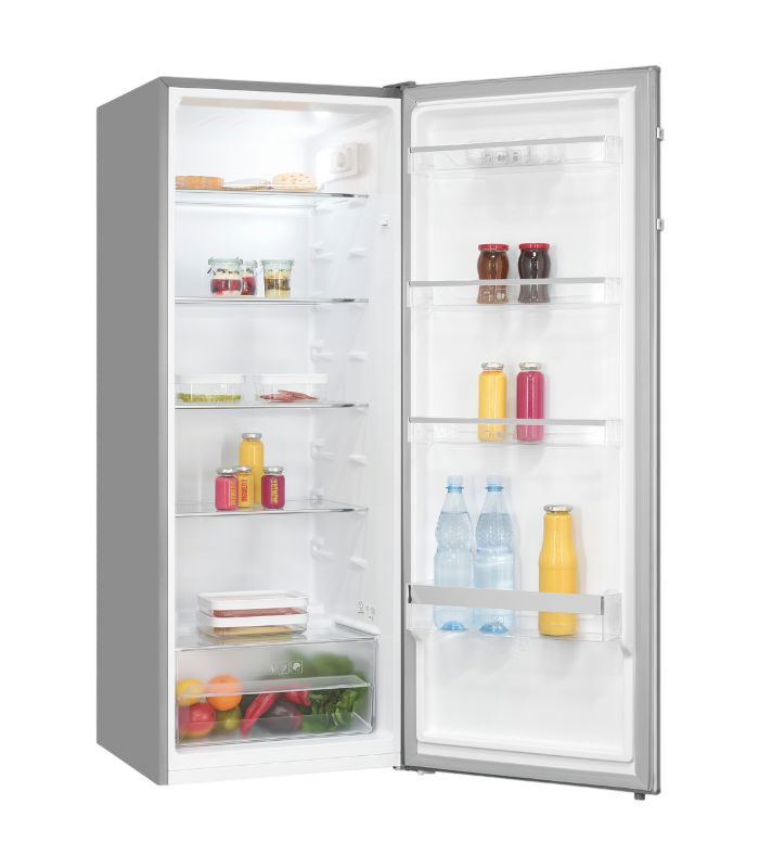 Offener Kühlschrank mit verschiedenen Lebensmitteln auf Regalen, darunter Gläser, Getränke und Produkte.