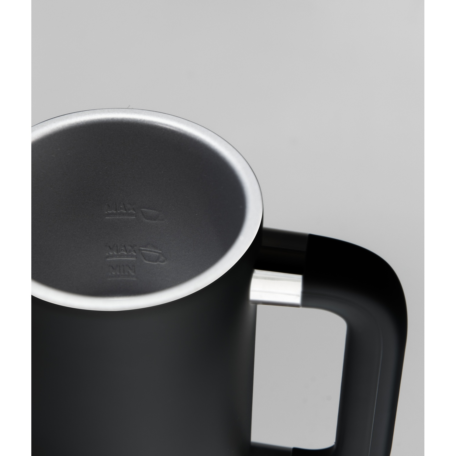 Primo piano di un bollitore nero con interno bianco, che mostra gli indicatori di livello max e min.