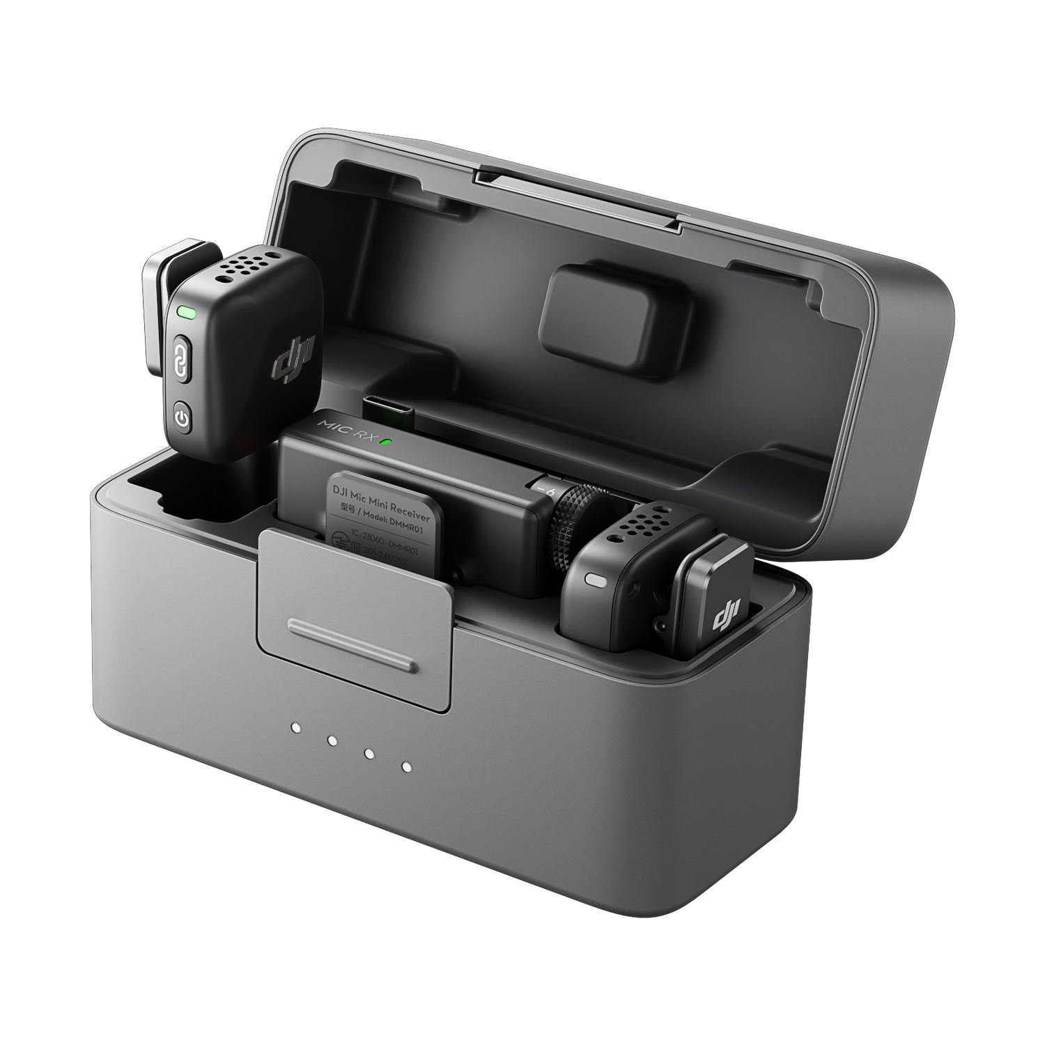 Ricevitore e trasmettitori DJI Mic in una custodia di ricarica. La custodia è grigio scuro e aperta.