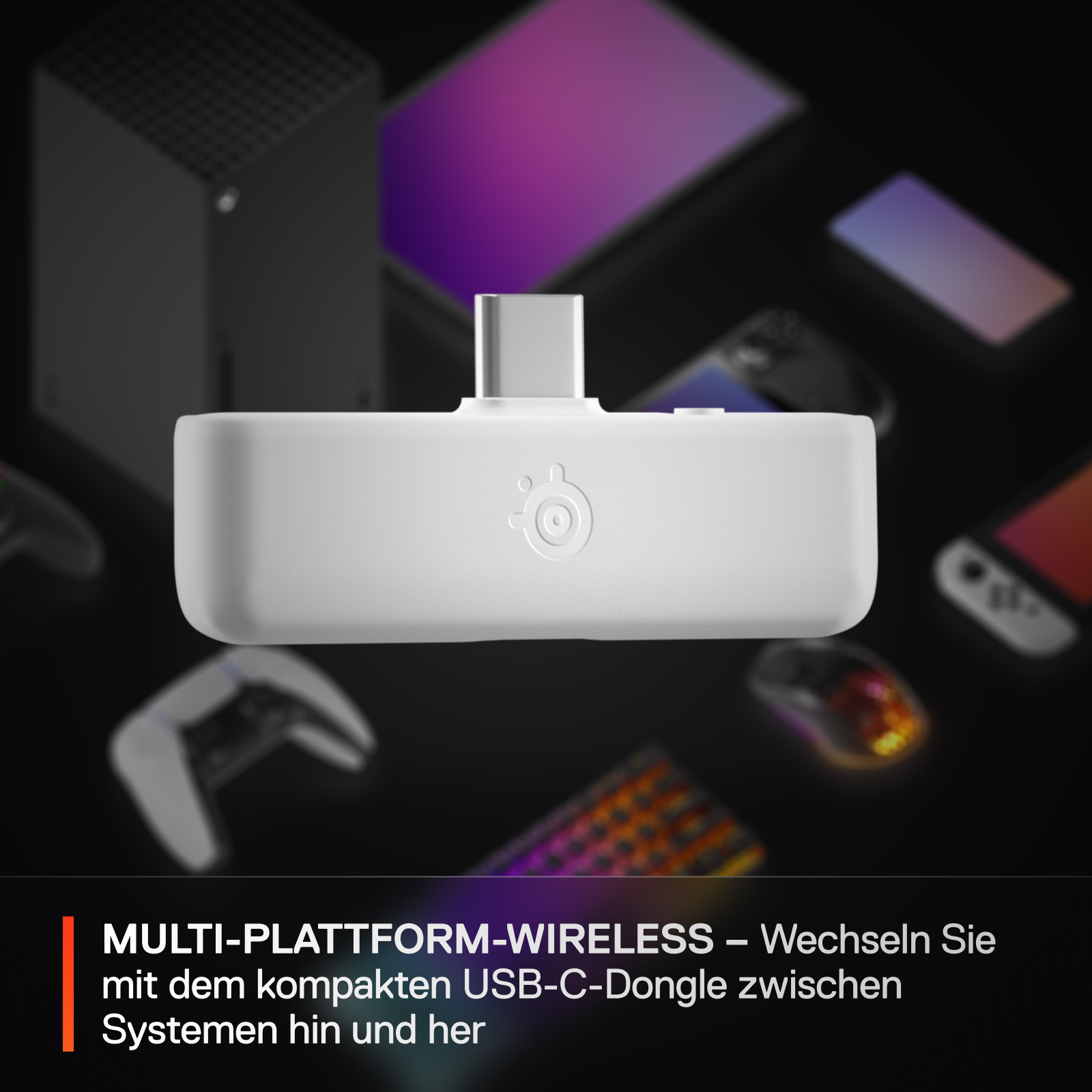 Weißer USB-C-Dongle mit Logo, platziert vor Spielkonsolen.