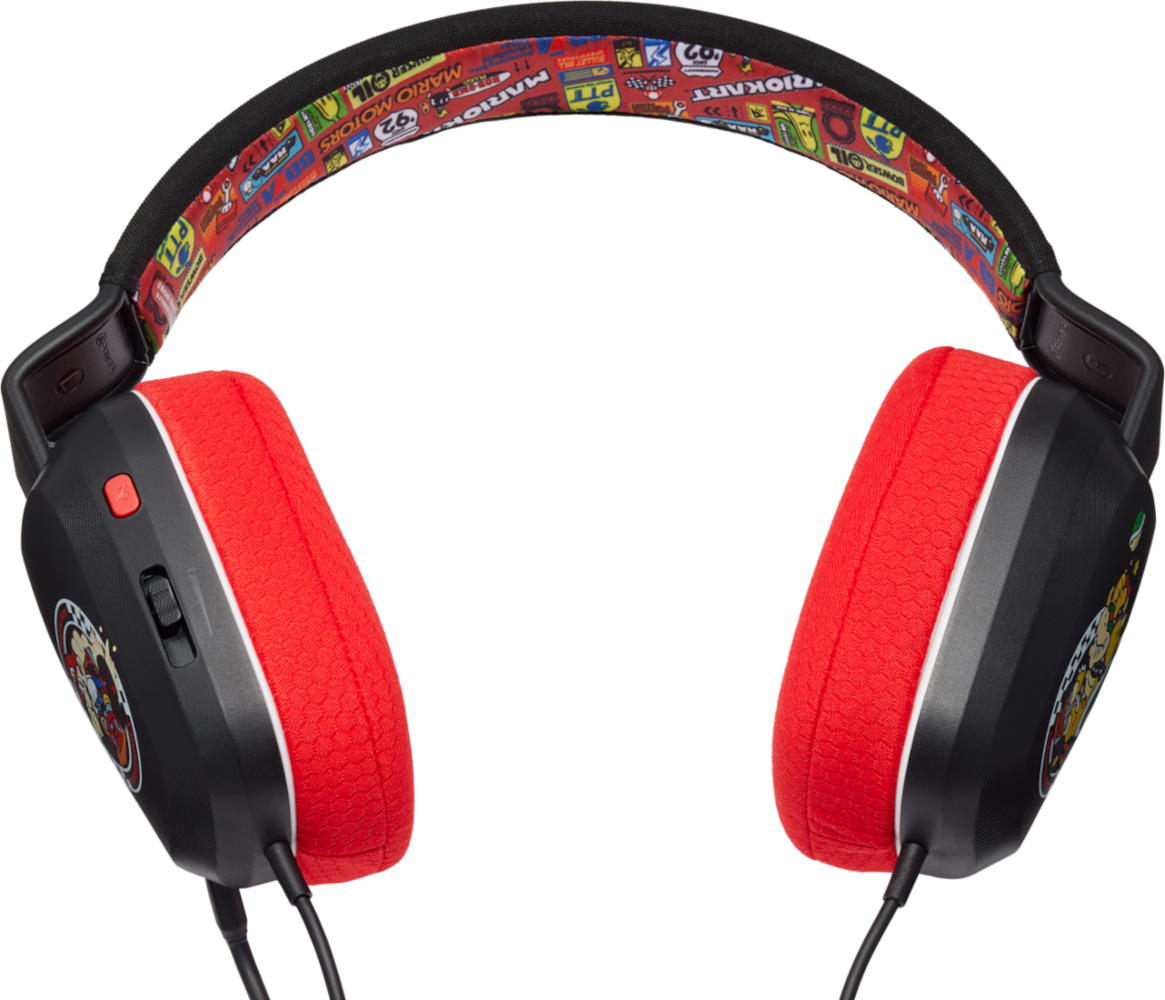 Piros-fekete headset Mario Kart dizájnnal, látható fülkagylókkal és fejpánttal. Fekete vezetékek.