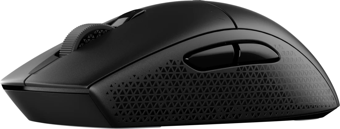 Fekete gaming egér. Jellemzői a görgetőkerék, gombok és texturált oldalsó markolatok, fekete háttérrel.