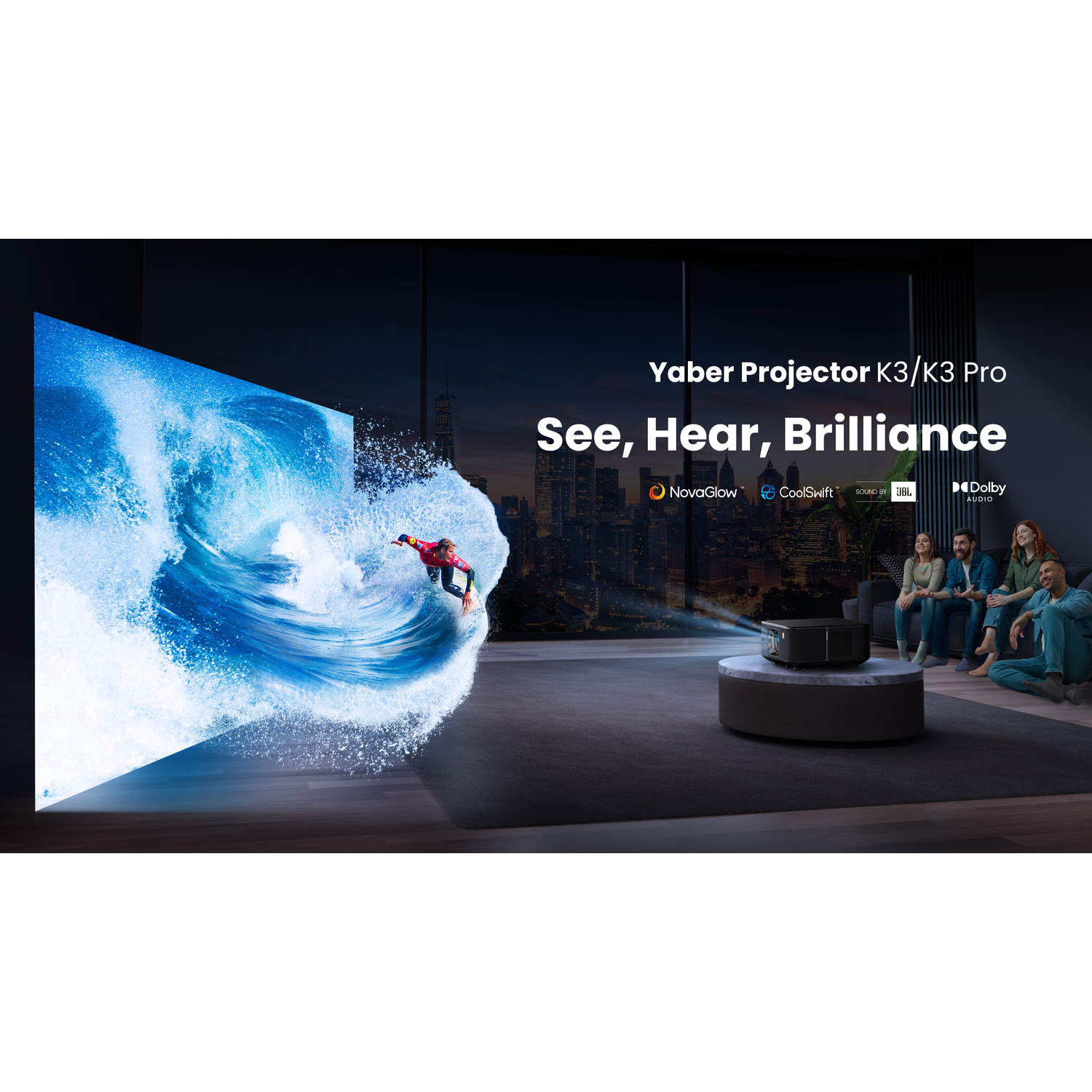 Un projecteur avec une image projetée d'une vague. Des personnes sont assises dans un salon.
