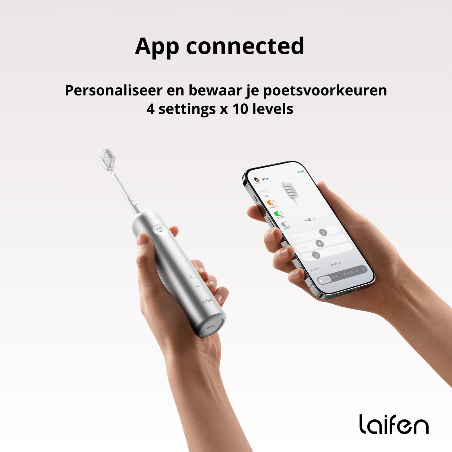 Twee handen die een zilveren tandenborstel en een smartphone vasthouden met tandenborstelinstellingen.